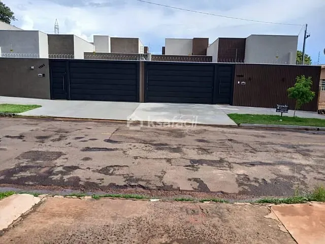Casa com 360m² 3 quartos e 2 banheiros, à venda, no bairro Universitário em Campo Grande