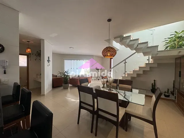 Casa com 323m² 5 quartos e 4 banheiros, à venda, no bairro Balneário Forest em Caraguatatuba
