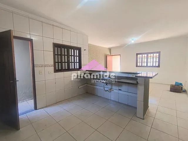 Casa com 175m² 2 quartos e 2 banheiros, à venda, no bairro Praia das Palmeiras em Caraguatatuba