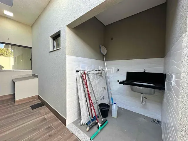 Casa com 225m² 3 quartos e 4 banheiros, à venda, no bairro Parque Residencial Rita Vieira em Campo Grande