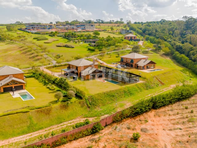 Casa com 3300m² 6 quartos e 8 banheiros, à venda ou para alugar, no bairro Porto Feliz em Porto Feliz