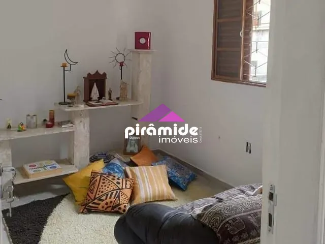 Casa com 253m² 3 quartos e 2 banheiros, à venda, no bairro Conjunto Residencial Vale dos Pinheiros em São José dos Campos