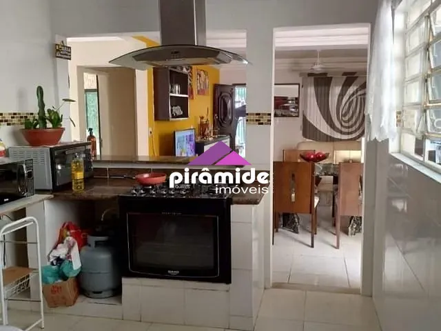 Casa com 253m² 3 quartos e 2 banheiros, à venda, no bairro Conjunto Residencial Vale dos Pinheiros em São José dos Campos
