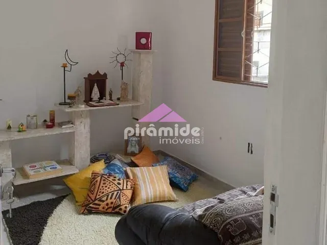 Casa com 253m² 3 quartos e 2 banheiros, à venda, no bairro Conjunto Residencial Vale dos Pinheiros em São José dos Campos