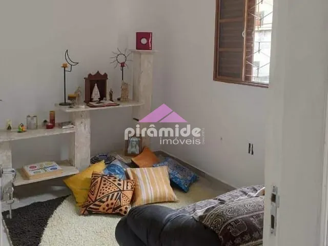 Casa com 253m² 3 quartos e 2 banheiros, à venda, no bairro Conjunto Residencial Vale dos Pinheiros em São José dos Campos