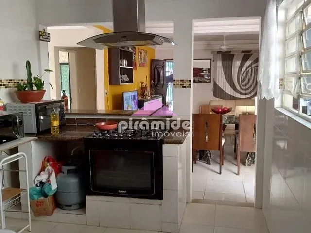 Casa com 253m² 3 quartos e 2 banheiros, à venda, no bairro Conjunto Residencial Vale dos Pinheiros em São José dos Campos