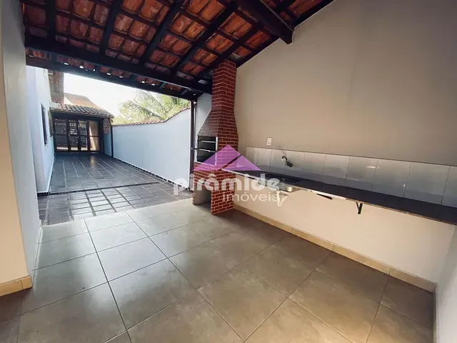 Casa com 250m² 3 quartos e 1 banheiro, à venda, no bairro Praia das Palmeiras em Caraguatatuba