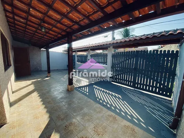 Casa com 250m² 3 quartos e 1 banheiro, à venda, no bairro Praia das Palmeiras em Caraguatatuba