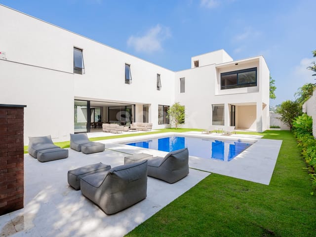 Casa com 1280m² 5 quartos e 8 banheiros, à venda, no bairro Alphaville em Santana de Parnaíba