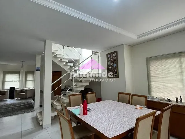 Casa com 430m² 3 quartos e 5 banheiros, à venda ou para alugar, no bairro Loteamento Villa Branca em Jacareí