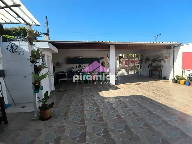 Casa com 250m² 5 quartos e 2 banheiros, à venda, no bairro Martim de Sá em Caraguatatuba