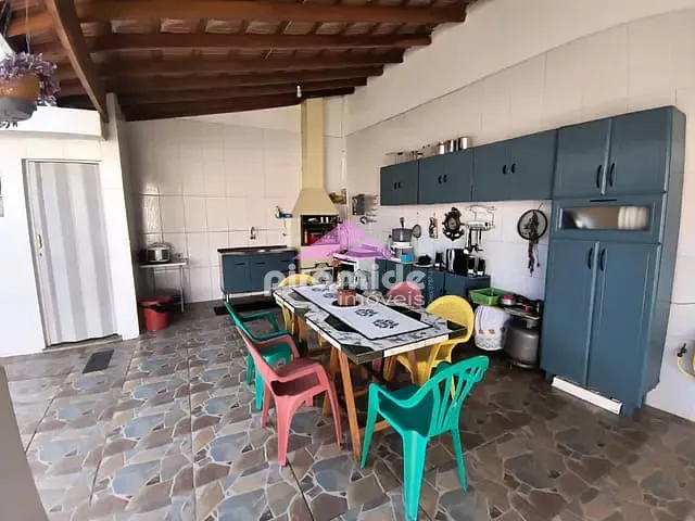 Casa com 250m² 5 quartos e 2 banheiros, à venda, no bairro Martim de Sá em Caraguatatuba