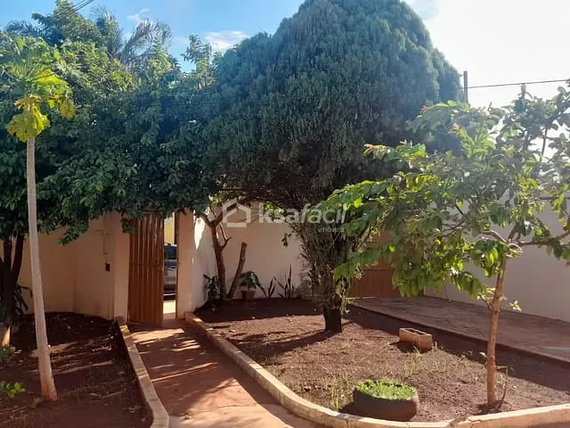 Casa com 360m² 4 quartos e 2 banheiros, à venda ou para alugar, no bairro Guanandi em Campo Grande