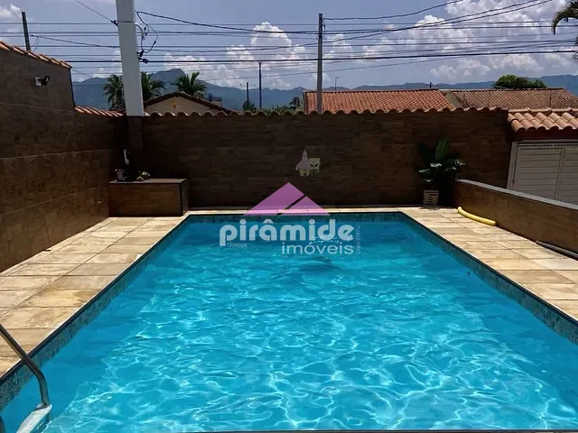 Casa com 250m² 3 quartos e 3 banheiros, à venda, no bairro Praia das Palmeiras em Caraguatatuba