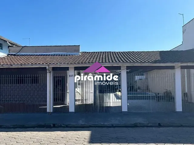 Casa com 420m² 4 quartos e 2 banheiros, à venda, no bairro Sumaré em Caraguatatuba
