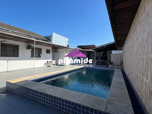 Casa com 420m² 4 quartos e 2 banheiros, à venda, no bairro Sumaré em Caraguatatuba