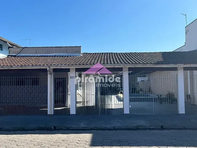 Casa com 420m² 4 quartos e 2 banheiros, à venda, no bairro Sumaré em Caraguatatuba