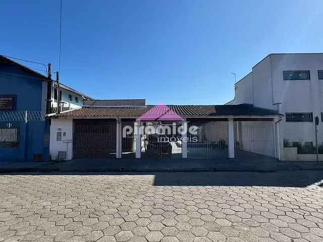 Casa com 420m² 4 quartos e 2 banheiros, à venda, no bairro Sumaré em Caraguatatuba