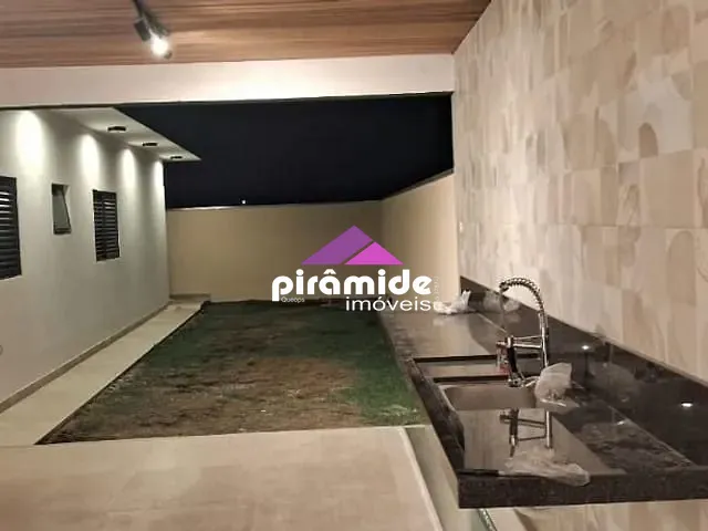 Casa com 300m² 4 quartos e 3 banheiros, à venda, no bairro Condomínio Residencial Mantiqueira em São José dos Campos