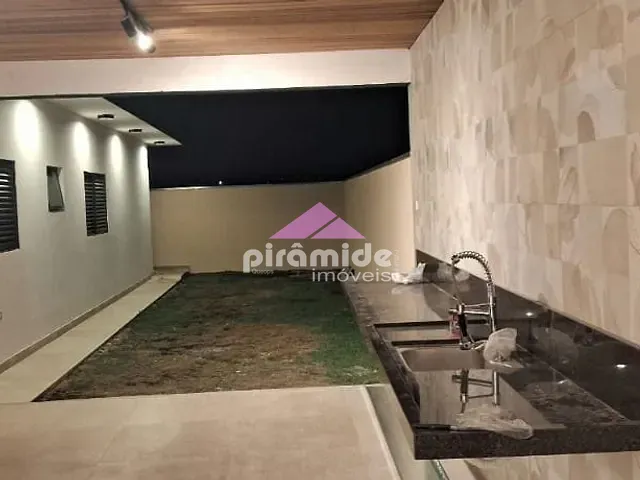 Casa com 300m² 4 quartos e 3 banheiros, à venda, no bairro Condomínio Residencial Mantiqueira em São José dos Campos