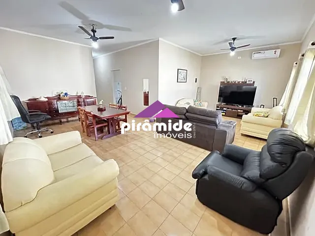 Casa com 360m² 4 quartos e 1 banheiro, à venda, no bairro Jardim Britânia em Caraguatatuba