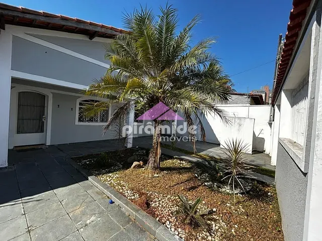 Casa com 360m² 4 quartos e 1 banheiro, à venda, no bairro Jardim Britânia em Caraguatatuba