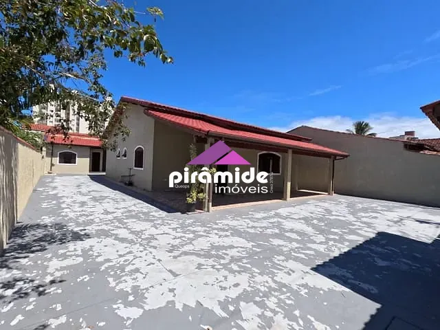 Casa com 450m² 3 quartos e 3 banheiros, à venda, no bairro Aruan em Caraguatatuba