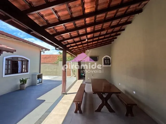 Casa com 450m² 3 quartos e 3 banheiros, à venda, no bairro Aruan em Caraguatatuba