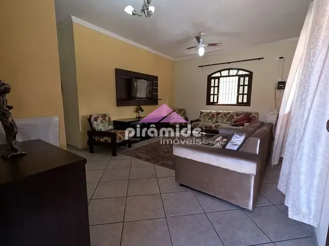 Casa com 450m² 3 quartos e 3 banheiros, à venda, no bairro Aruan em Caraguatatuba