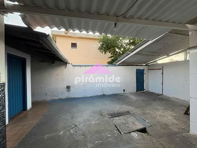 Casa 4 quartos e 2 banheiros, à venda ou para alugar, no bairro Praia das Palmeiras em Caraguatatuba