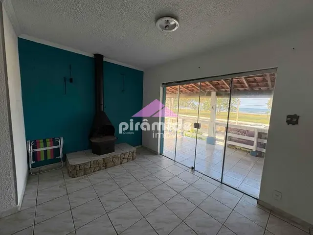Casa 4 quartos e 2 banheiros, à venda ou para alugar, no bairro Praia das Palmeiras em Caraguatatuba