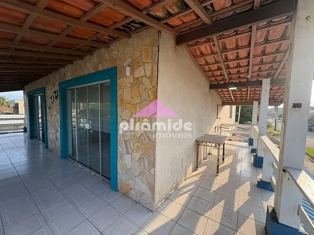 Casa 4 quartos e 2 banheiros, à venda ou para alugar, no bairro Praia das Palmeiras em Caraguatatuba