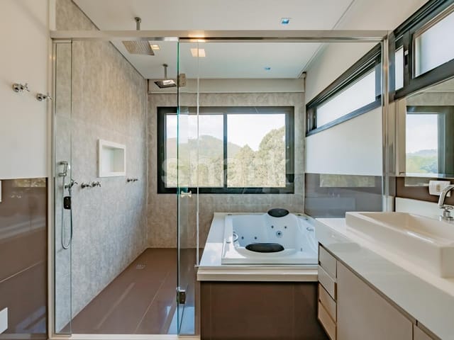 Casa com 420m² 4 quartos e 6 banheiros, à venda ou para alugar, no bairro Tamboré em Barueri