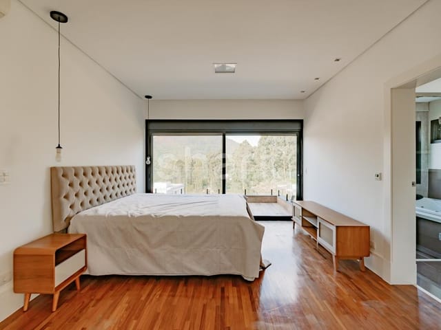 Casa com 420m² 4 quartos e 6 banheiros, à venda ou para alugar, no bairro Tamboré em Barueri