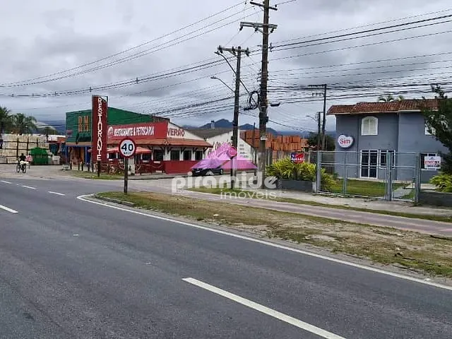 Casa com 320m², para alugar, no bairro Porto Novo em Caraguatatuba