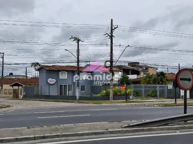 Casa com 320m², para alugar, no bairro Porto Novo em Caraguatatuba