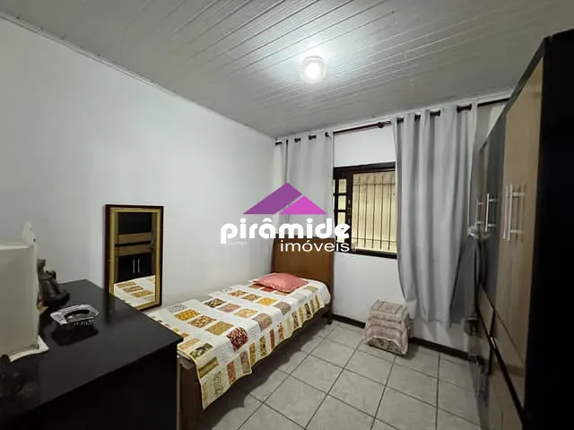 Casa 3 quartos e 2 banheiros, à venda, no bairro Monte Castelo em São José dos Campos