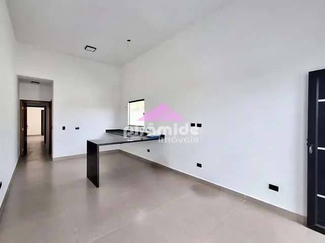 Casa com 63m² 2 quartos e 2 banheiros, à venda, no bairro Golfinho em Caraguatatuba