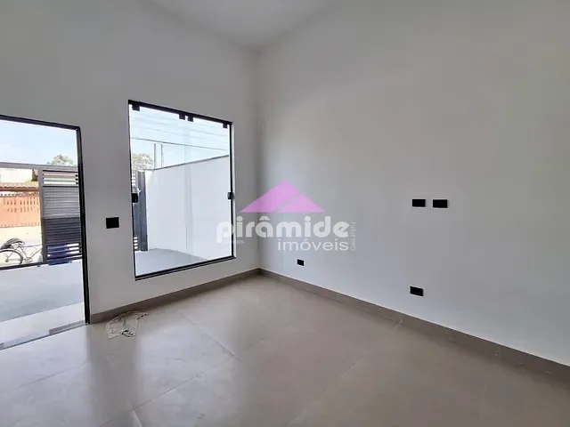 Casa com 63m² 2 quartos e 2 banheiros, à venda, no bairro Golfinhos em Caraguatatuba