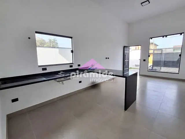 Casa com 63m² 2 quartos e 2 banheiros, à venda, no bairro Golfinhos em Caraguatatuba