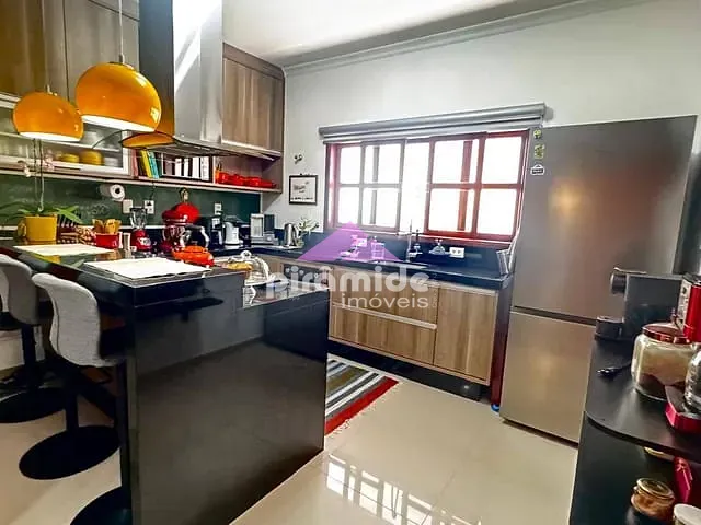 Casa com 280m² 4 quartos e 3 banheiros, à venda, no bairro Urbanova em São José dos Campos