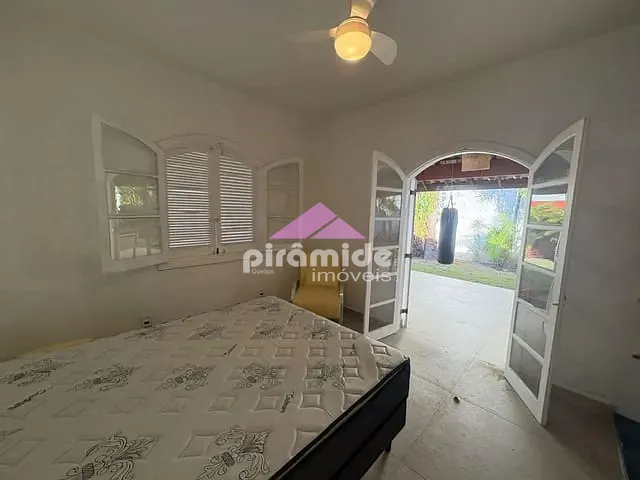 Casa com 354m² 4 quartos e 1 banheiro, à venda, no bairro Martin de Sá em Caraguatatuba