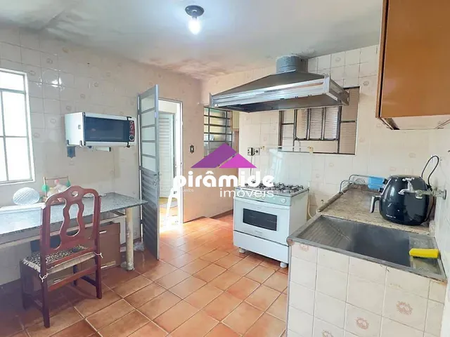 Casa com 300m² 3 quartos e 3 banheiros, à venda, no bairro Parque Industrial em São José dos Campos