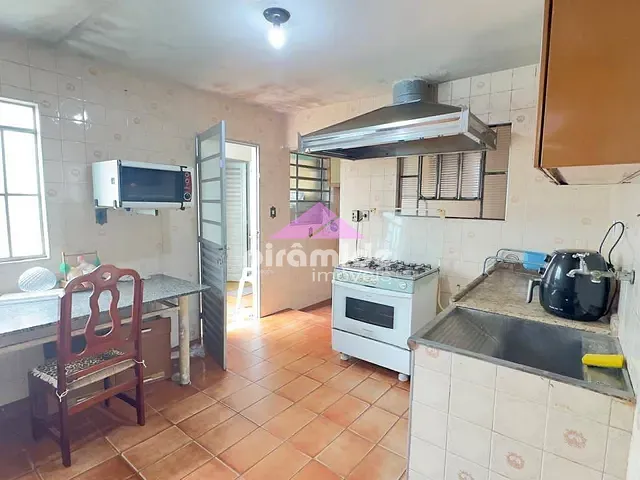 Casa com 300m² 3 quartos e 3 banheiros, à venda, no bairro Parque Industrial em São José dos Campos