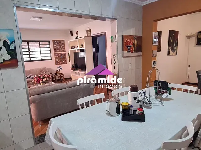 Casa com 300m² 8 quartos e 5 banheiros, à venda, no bairro Jardim Oswaldo Cruz em São José dos Campos