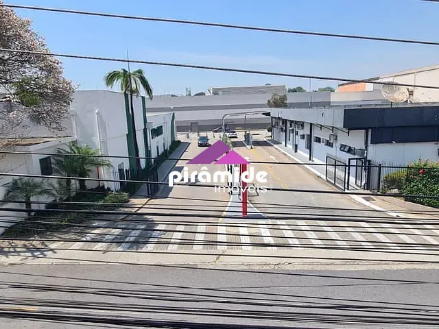 Casa com 300m² 8 quartos e 5 banheiros, à venda, no bairro Jardim Oswaldo Cruz em São José dos Campos
