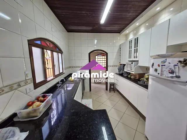 Casa com 598m² 4 quartos e 5 banheiros, à venda, no bairro Massaguaçu em Caraguatatuba