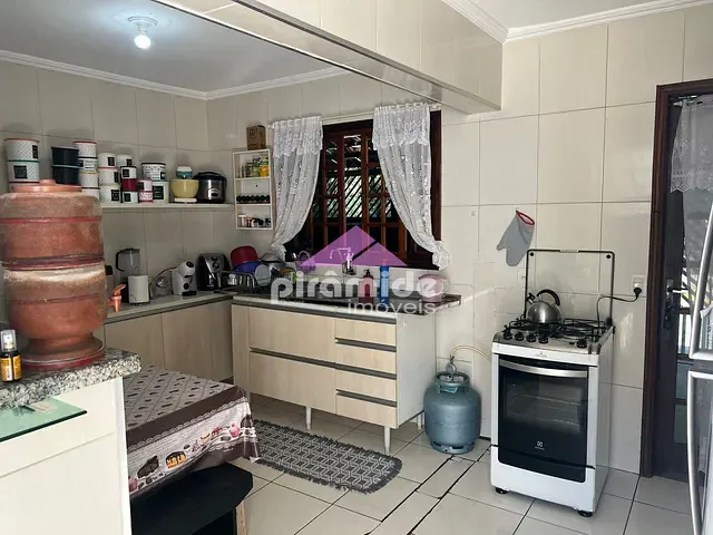 Casa 3 quartos e 2 banheiros, à venda, no bairro Conjunto Residencial Trinta e Um de Março em São José dos Campos
