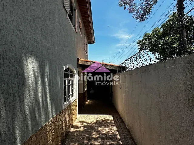 Casa com 125m² 3 quartos e 2 banheiros, à venda, no bairro Vila Tesouro em São José dos Campos