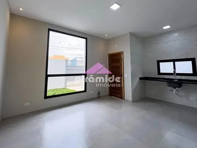 Casa com 61m² 2 quartos e 1 banheiro, à venda, no bairro Balneário dos Golfinhos em Caraguatatuba